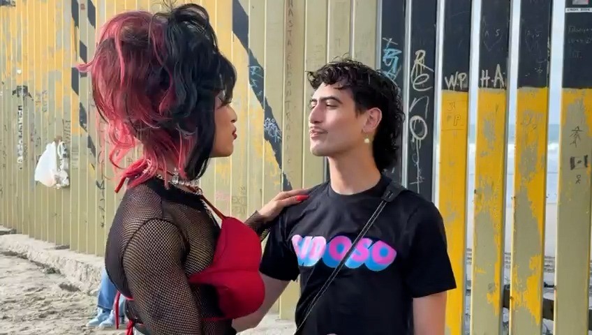 El Besotón Fronterizo en Tijuana: Un Mensaje de Amor y Visibilidad en el Día Mundial de la Lucha contra el SIDA