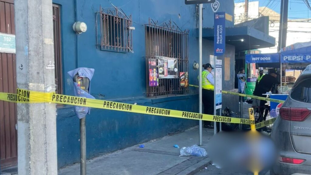Hombre Muere en el Centro de Monterrey: Posibles Causas Médicas en Investigación