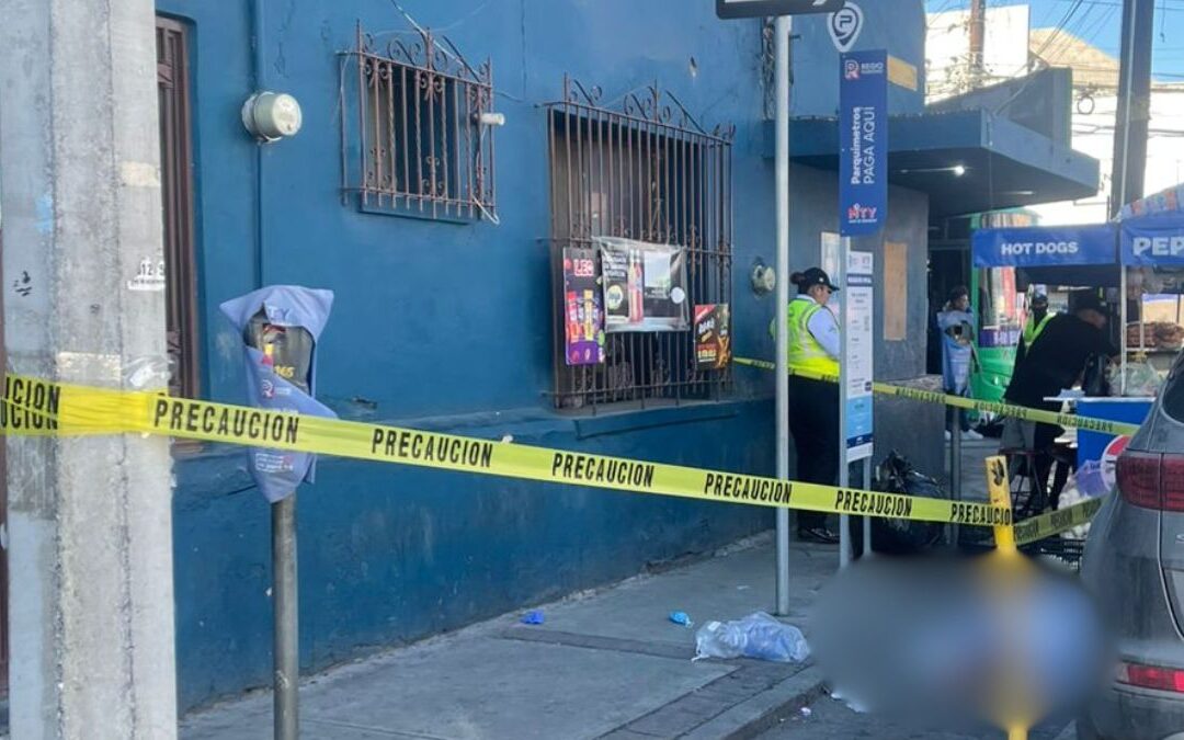Hombre Muere en el Centro de Monterrey: Posibles Causas Médicas en Investigación