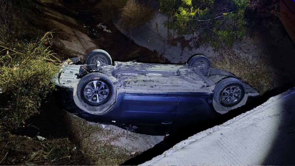 Accidente de Tráfico: Hombre Vuelca su Auto en un Canal de Riego en Torreón