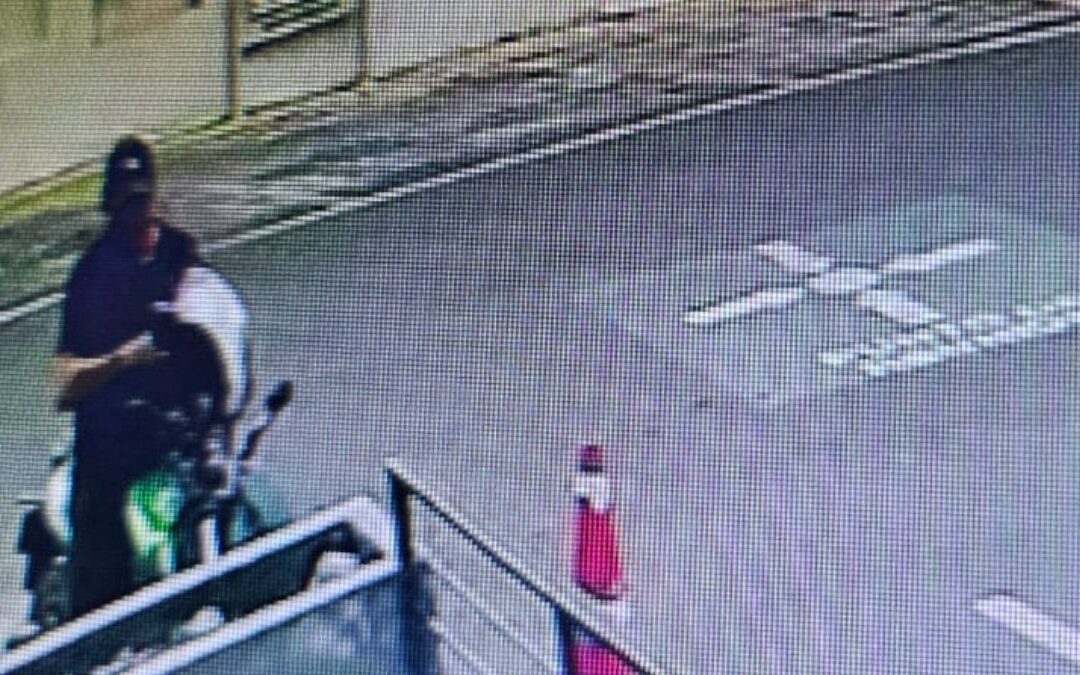 Robo de Motocicleta a Plena Luz del Día en la Plaza Anzures: Delincuente Captado por Cámaras