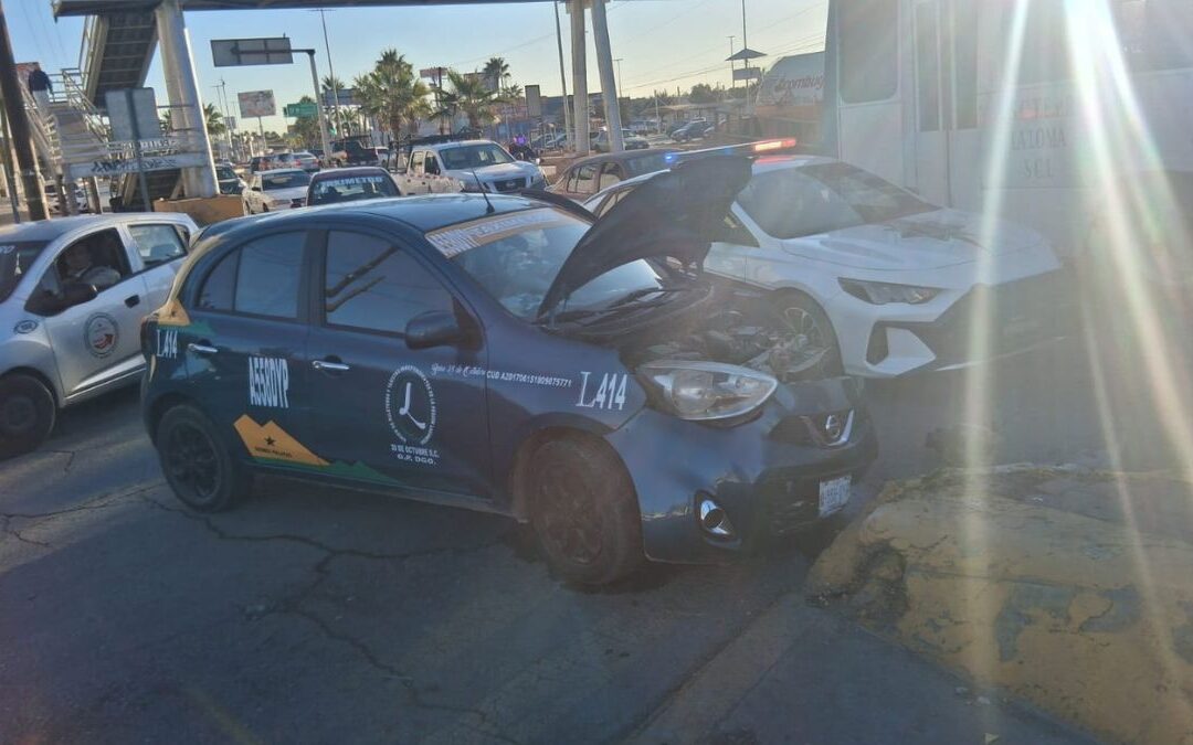 Accidente de tráfico en Gómez Palacio: Conductor se impacta contra camellón central y huye del lugar