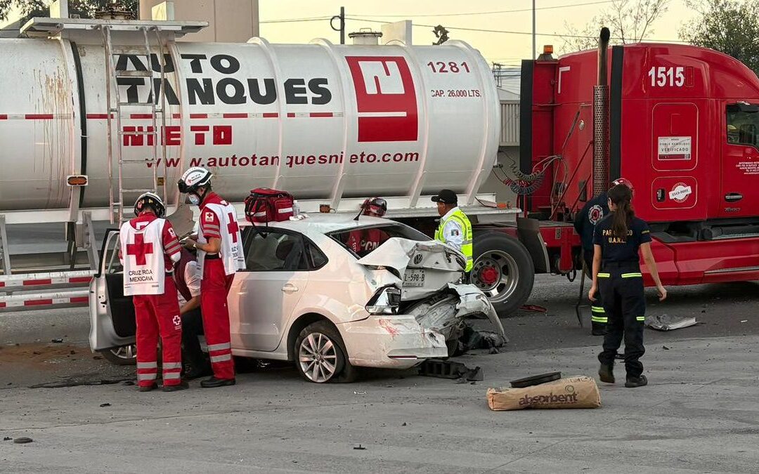 Accidente Impactante: Conductor Ebrio Choca Contra Pipa de Combustible en Monterrey