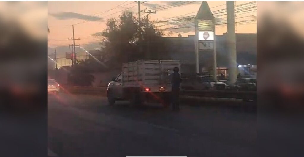 Joven en Patines se Agarra de Camioneta en Miguel Alemán y Genera Polémica en Nuevo León