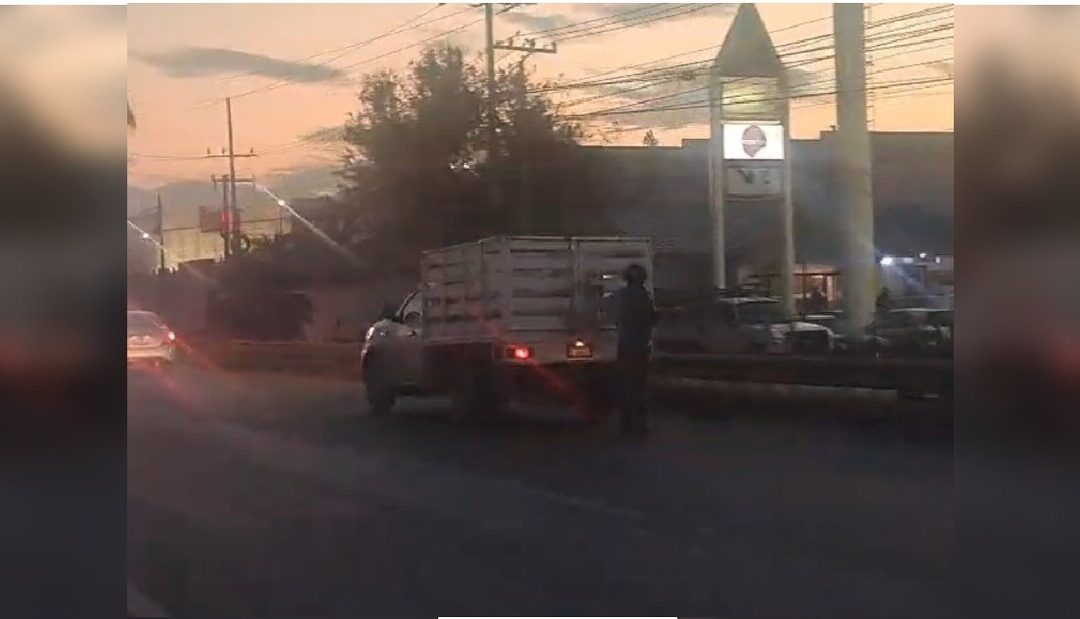 Joven en Patines se Agarra de Camioneta en Miguel Alemán y Genera Polémica en Nuevo León