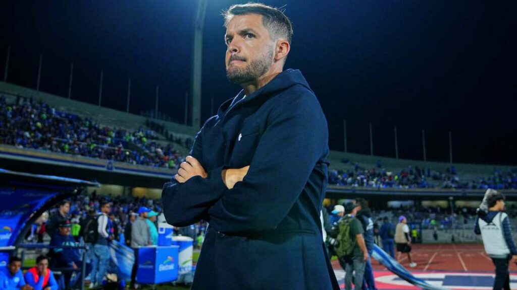 Nicolás Larcamón busca ‘enmudecer el Volcán’ en un crucial partido de la Liga MX