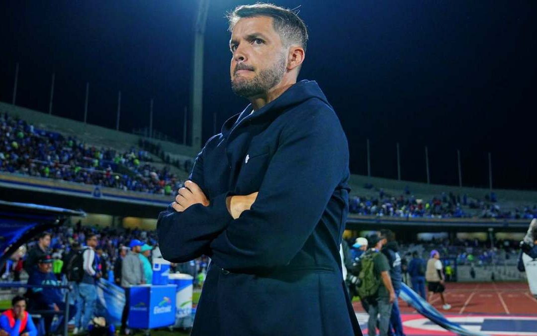 Nicolás Larcamón busca ‘enmudecer el Volcán’ en un crucial partido de la Liga MX