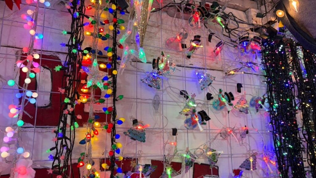 Descubre la Tradición de 70 Años en el Mercadito Navideño de Torreón: Reparación de Luces y Series