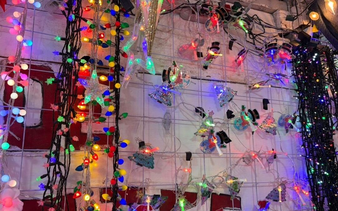 Descubre la Tradición de 70 Años en el Mercadito Navideño de Torreón: Reparación de Luces y Series