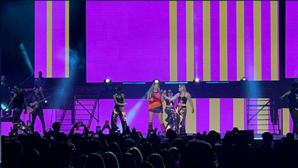 Flor Bertotti Transporta a Regios en un Concierto Nostálgico en Monterrey