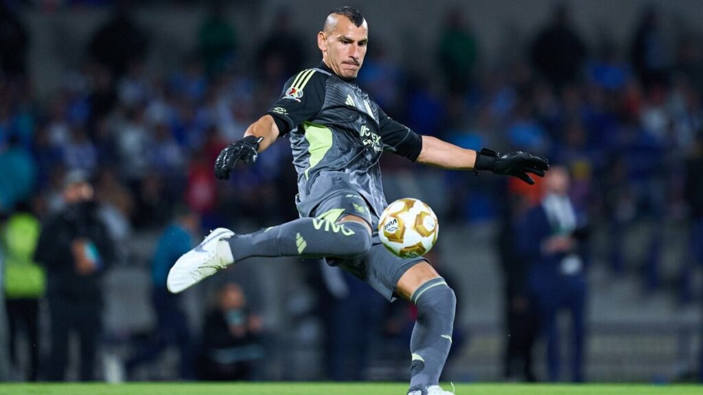 Nahuel Guzmán Da Ventaja a Tigres Sobre Monterrey, Según Legendario Portero