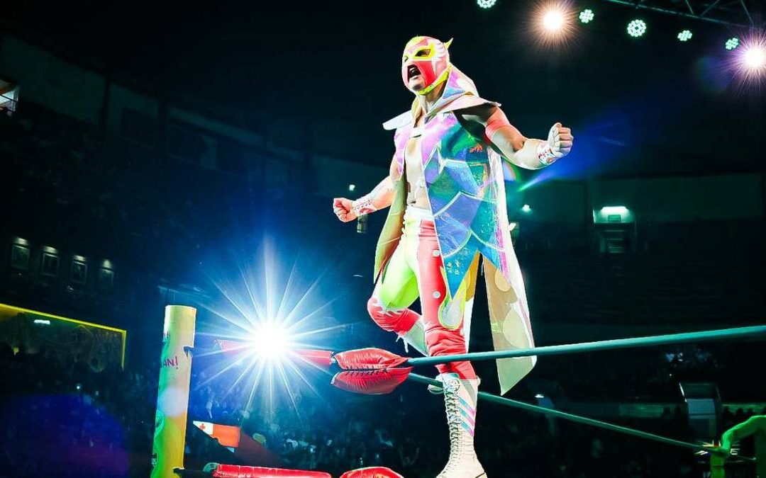 Impactante caída de Neón en Tampa Bay: Un vistazo al insólito incidente durante el combate