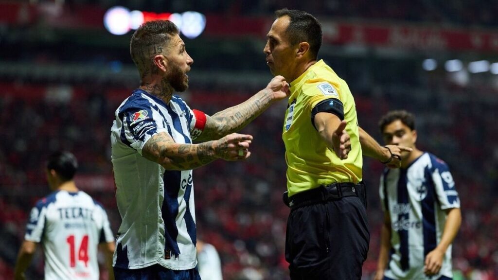 Sergio Ramos Recibe un Regalo Especial de Santander en su Último Partido en Liga MX