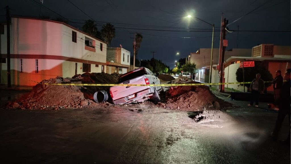 Camioneta cae en zanja de obra de SIMAS Torreón: ¡Conductor logra escapar!